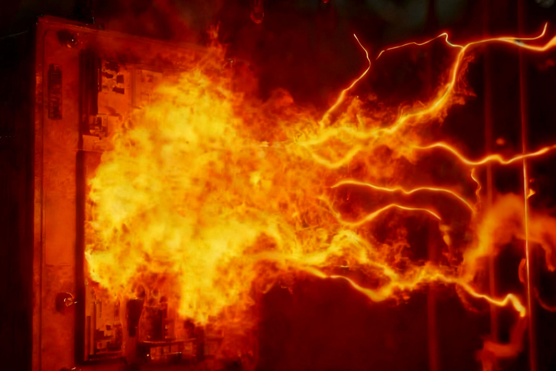 कैपेसिटर बैंक स्विचिंग से जुड़े आर्क फ्लैश जोखिम क्या हैं और उन्हें कैसे कम किया जा सकता है?