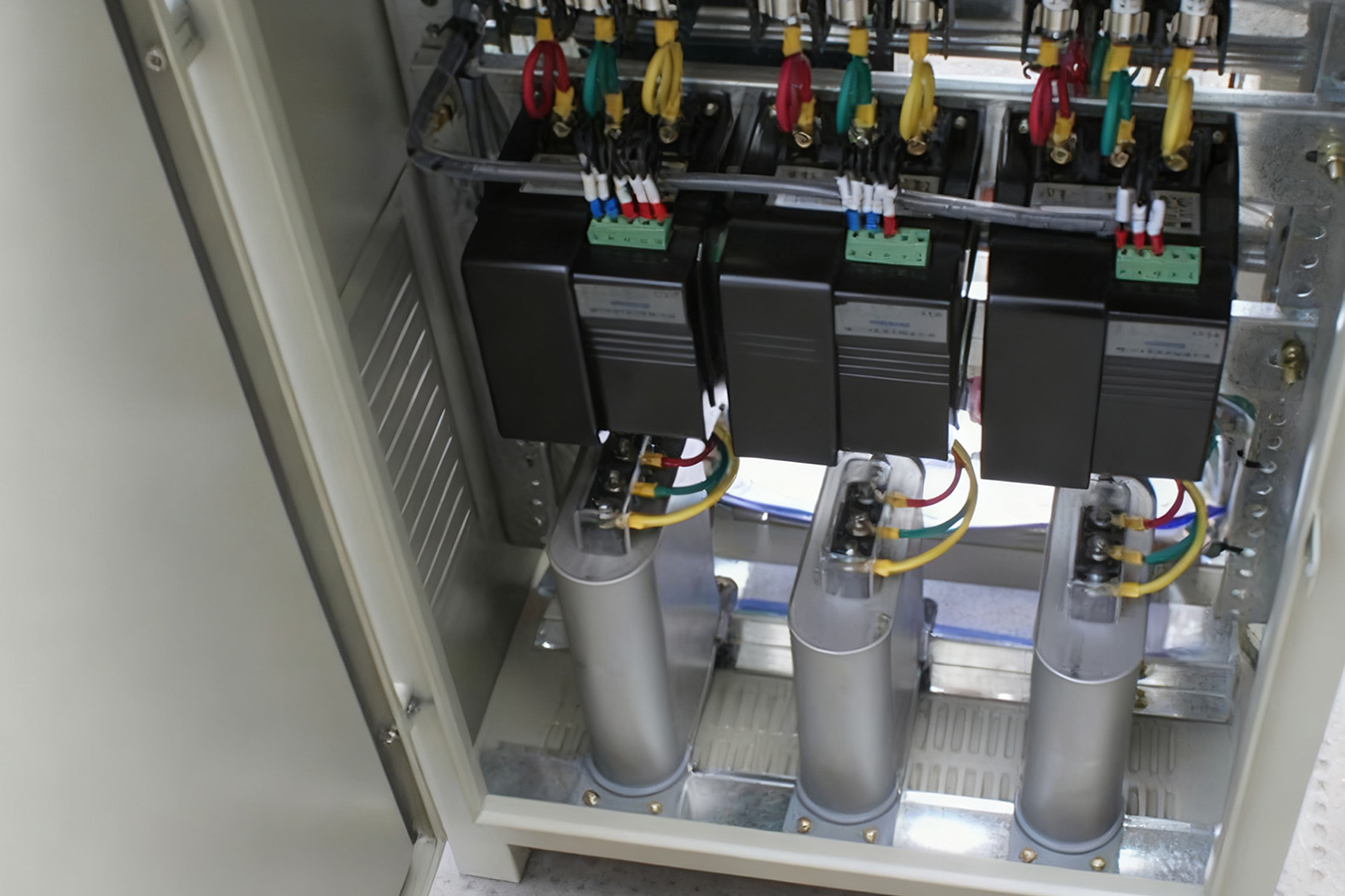 हम एक जटिल विद्युत वितरण नेटवर्क के भीतर सेल्फ-हीलिंग शंट कैपेसिटर के लिए इष्टतम स्थान कैसे निर्धारित करते हैं?