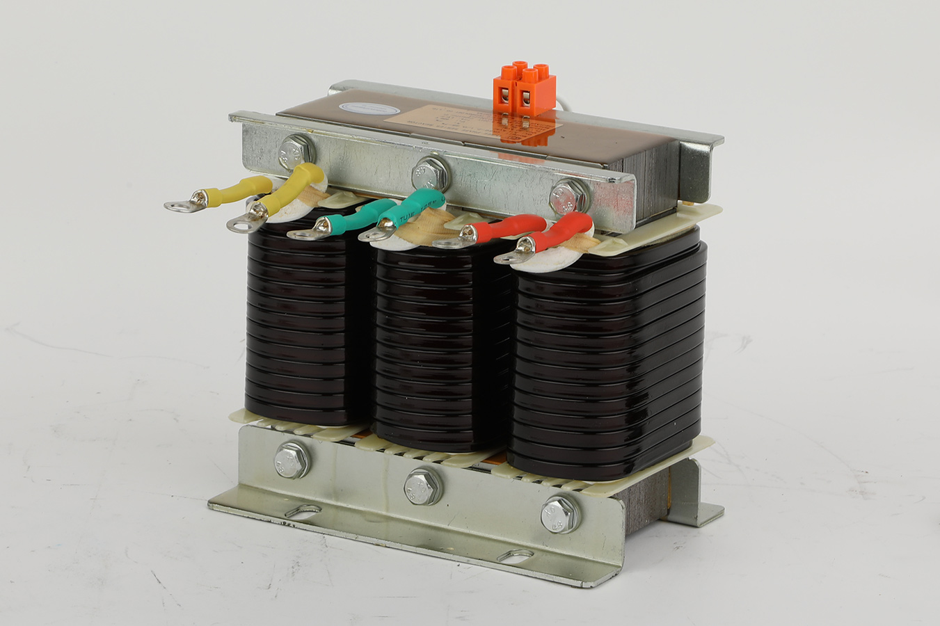 क्षतिपूर्ति क्षमता से समझौता किए बिना संधारित्र सुरक्षा सुनिश्चित करने के लिए हम डिट्यूनिंग रिएक्टर का उचित आकार कैसे तय कर सकते हैं?