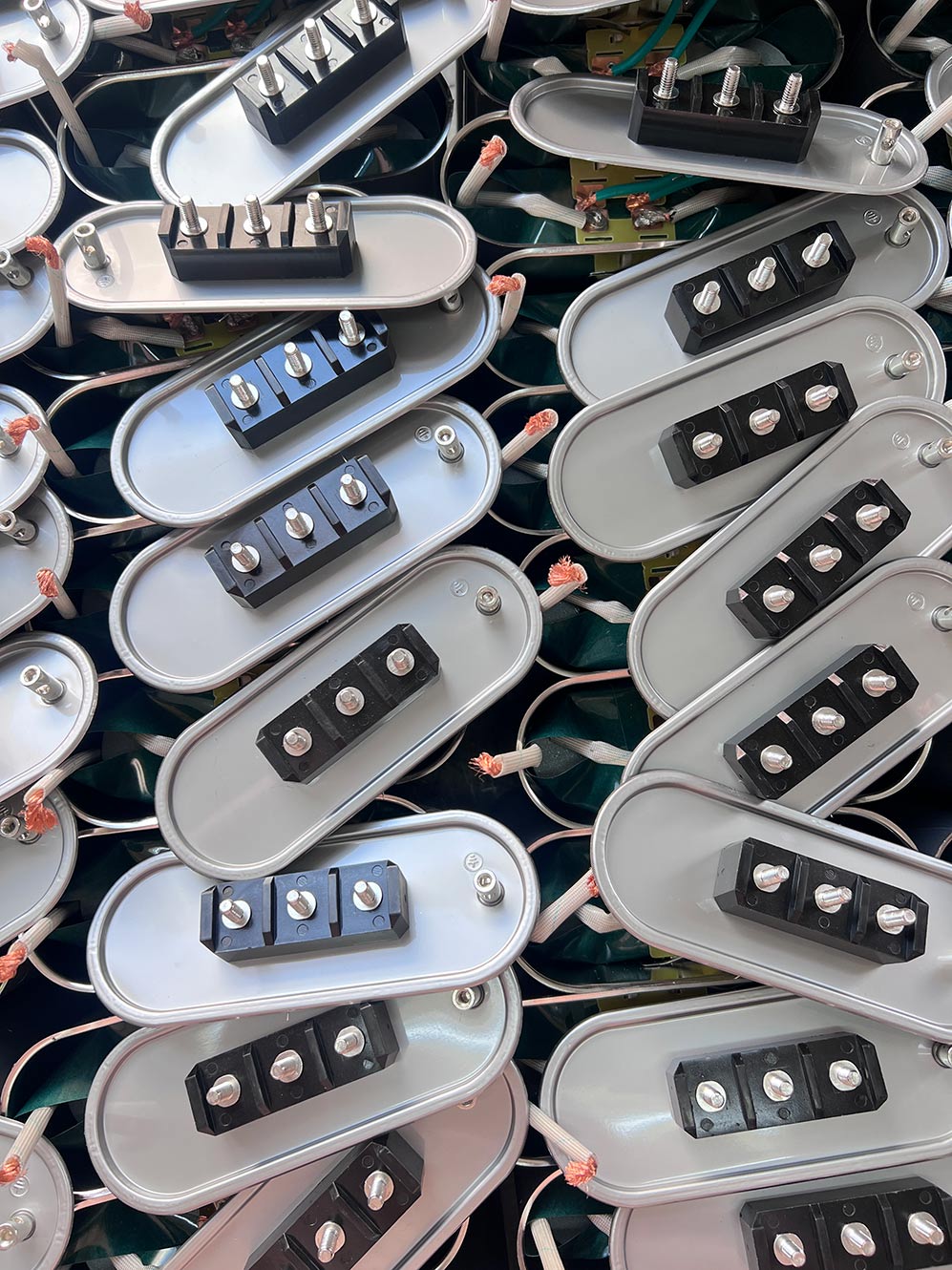 कैपेसिटर पावर टर्मिनलों को कनेक्ट करते समय टॉर्क मान का क्या महत्व है, और अनुचित कसने के जोखिम क्या हैं?