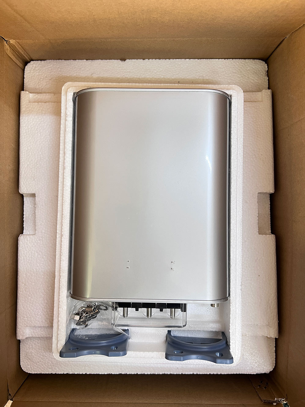 नए कैपेसिटर की ऑन-साइट कमीशनिंग के दौरान आवश्यक जाँचें क्या हैं?